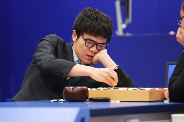 柯洁与AlphaGo苦战后败阵。