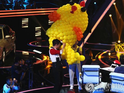 撒贝宁《出彩》又玩出新高度了！气球套头变身小黄鸡