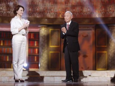 《朗读者》安文彬忆香港回归:为2秒钟我谈判了16轮