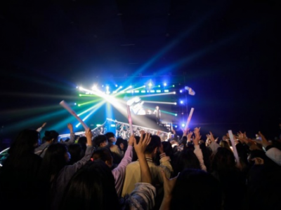 人山人海!4.24闪光航线电音节火爆上演 排队一小时只为最炫酷游戏体验
