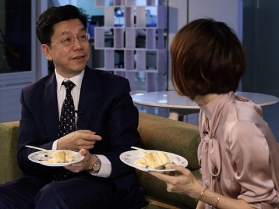李开复携鲁豫开体验AI生活 创“CEO最小办公室”纪录