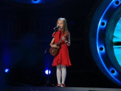混血小美女钟爱李白 现场编曲传授古诗新背法